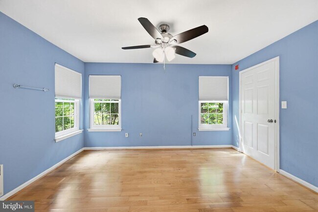 Building Photo - 933 Hillside Lake Terrace