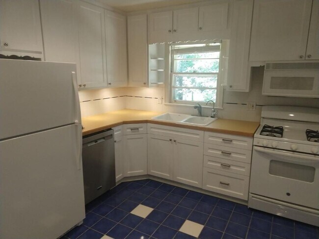 Building Photo - 2798 Glenbriar Dr NE