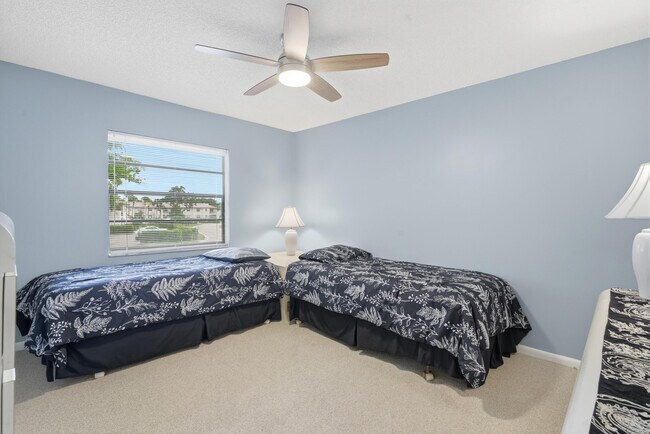 Building Photo - 9292 Vista Del Lago