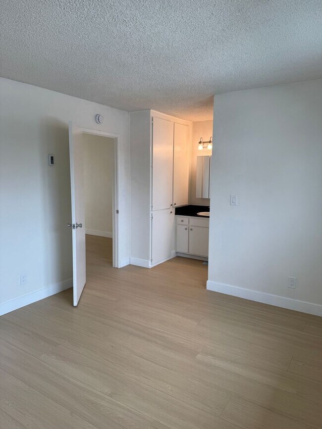 Building Photo - 7414 Mesa College Dr