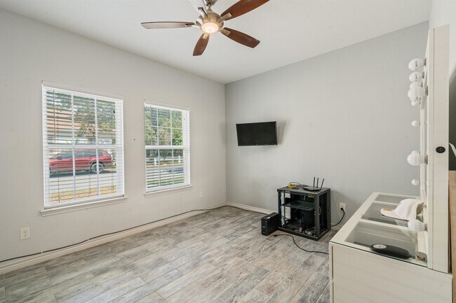 Building Photo - 200 Wallen St