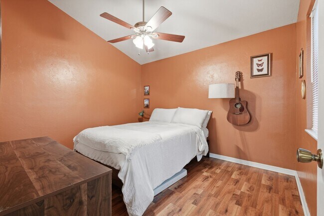 Building Photo - Rockwood Villa 2 bedroom 2 1/2 bath condo