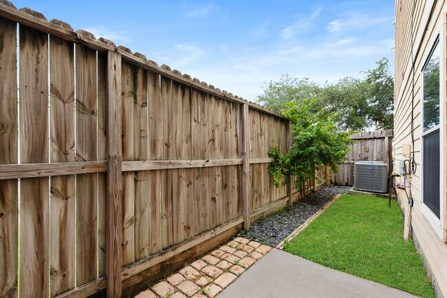 Building Photo - Come see this modern 3-story townhome in t...