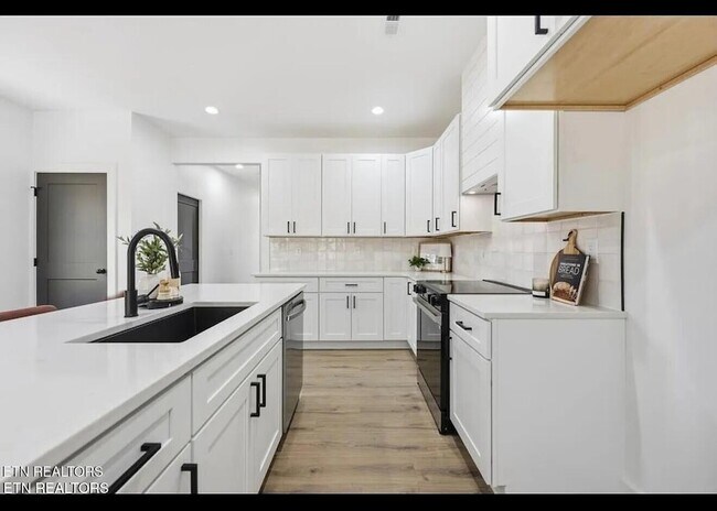 Building Photo - 3429 Garden Dr