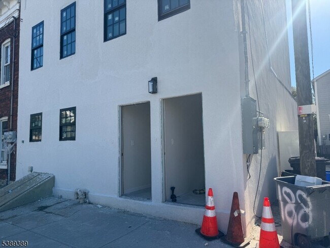 Building Photo - 188 Heckel St