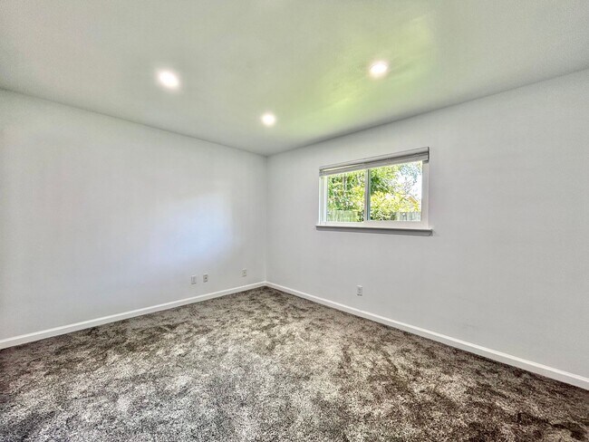 Building Photo - Inviting 3/BR 2/BA Home with Spacious Layo...