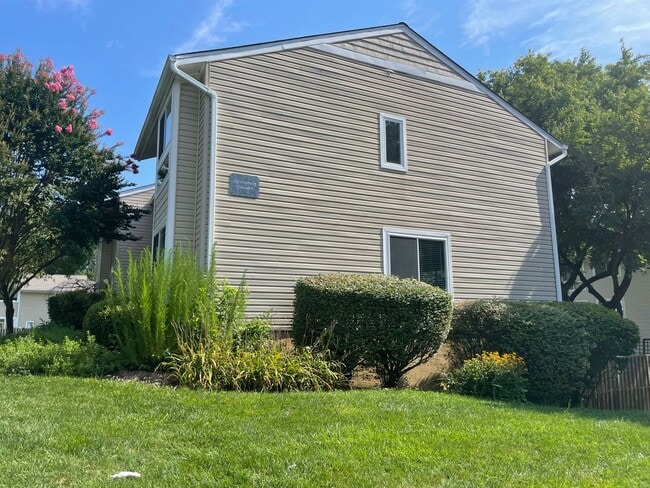 Building Photo - End unit townhome in Annapolis!
