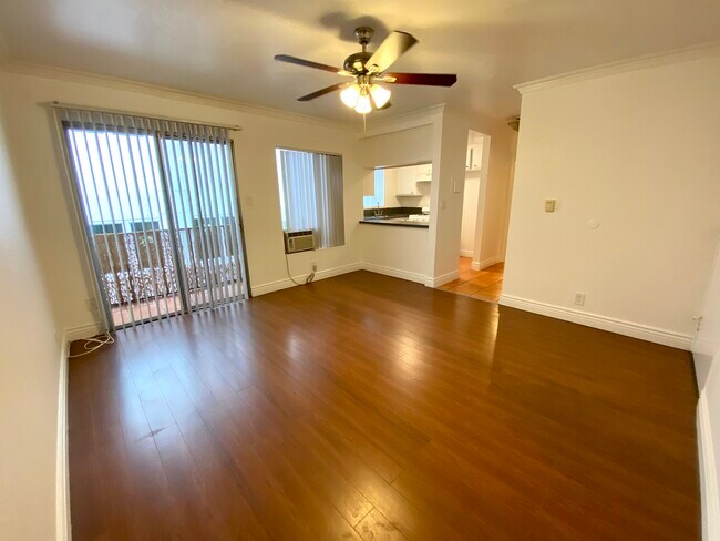 Building Photo - 4069 Oakwood Ave