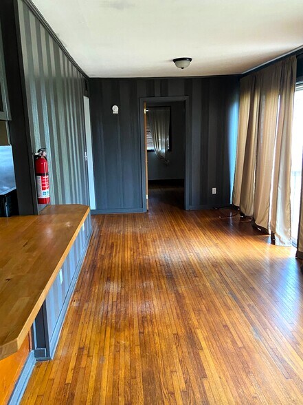 Building Photo - 220 Saxon Dr