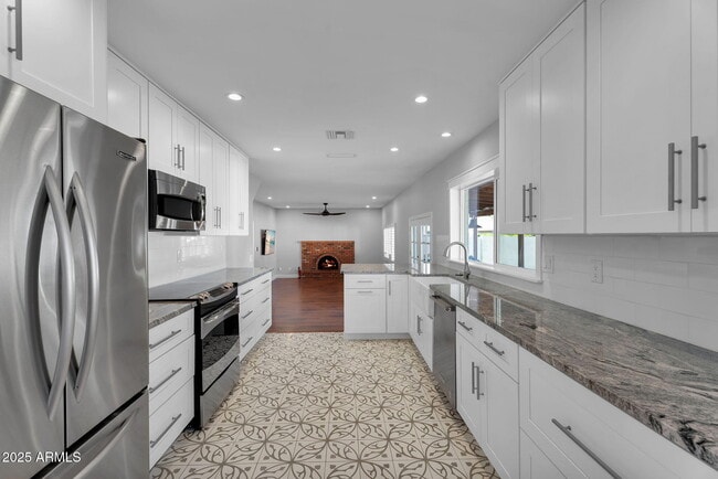 Building Photo - 2542 W Nopal Ave