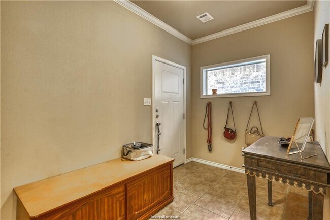 Building Photo - 3114 Claremont Dr