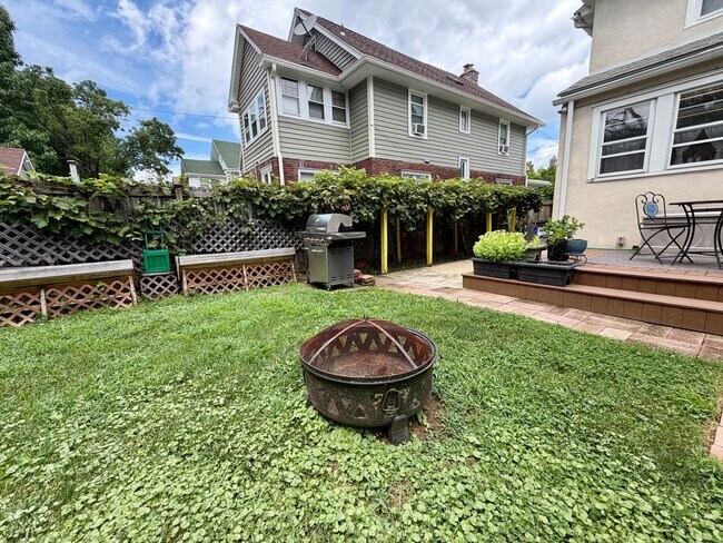 Building Photo - Stunning 4-Bed/2-Bath Home in the heart of Lansdowne! Available First Week of September!