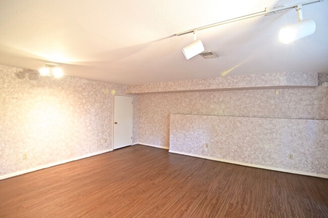 Building Photo - Lake Forest Park Four Bedroom