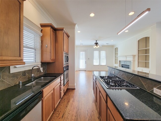 Building Photo - 704 E 9th St