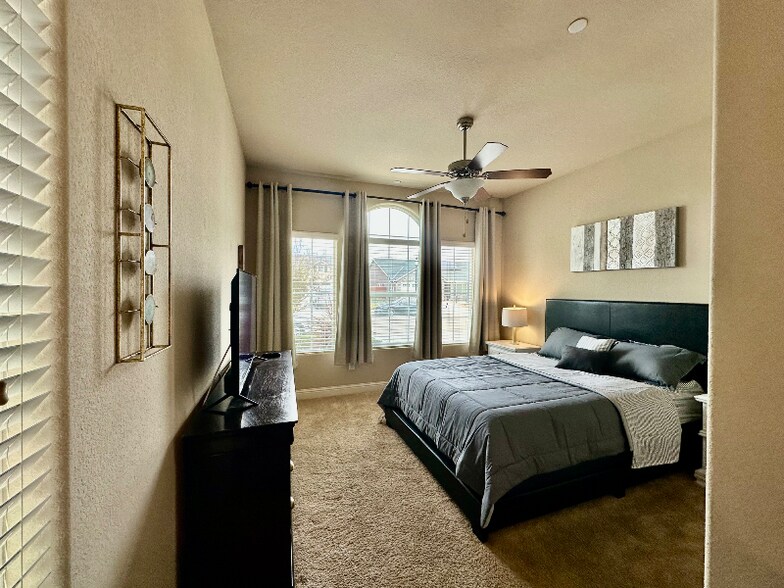 Building Photo - 471 Rosewood Ave