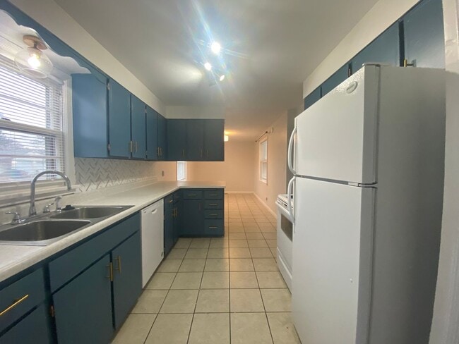 Building Photo - Audubon-Downriver Neighborhood 3+ bedroom, 1 bath corner lot with large, fenced yard