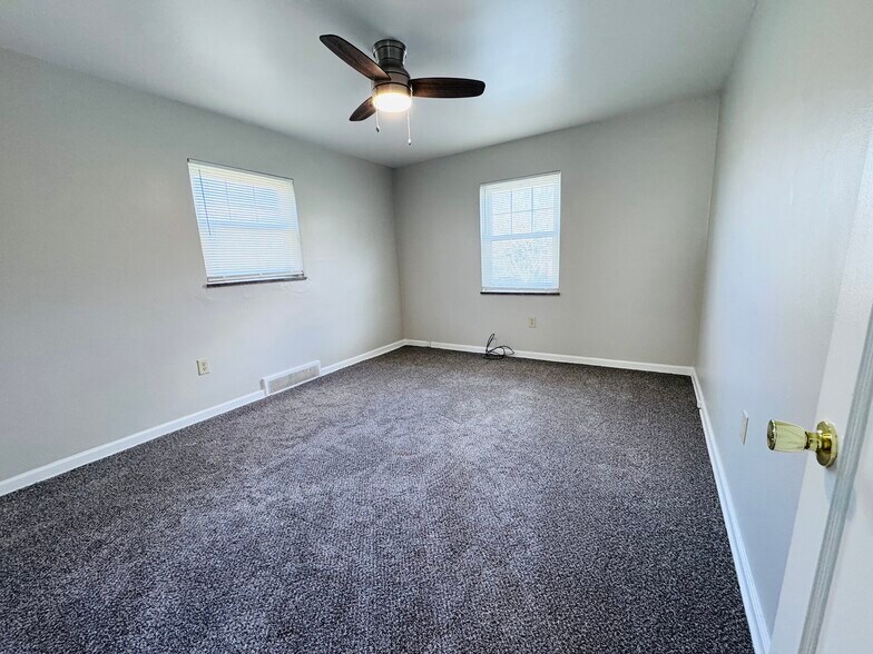 Building Photo - 1220 Colonial Ln