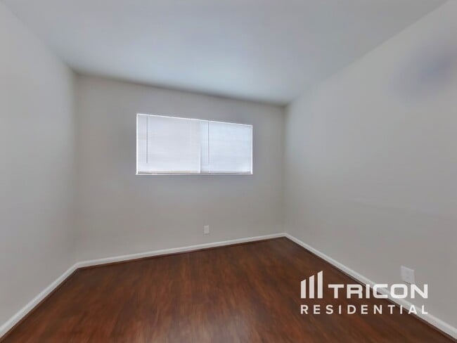 Building Photo - 325 Ladera Dr