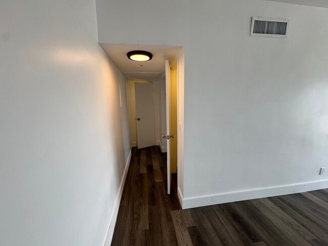 Building Photo - 9700 E Bay Harbor Dr