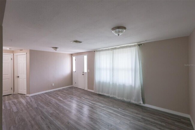 Building Photo - 3349 Silver Hill Dr