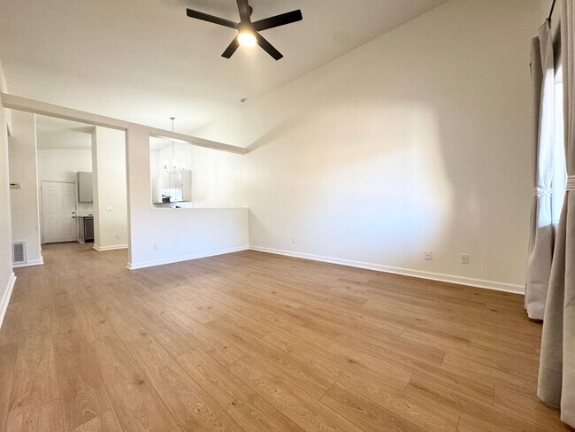 Building Photo - COMING SOON!!! Lovely 3 Bedroom / 2 Bath Apartment in Cathedral City!