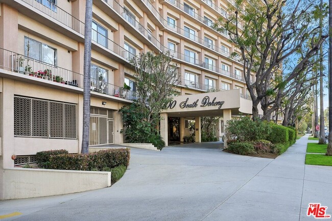 Building Photo - 100 S Doheny Dr