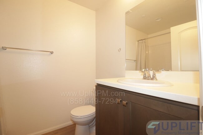 Building Photo - Spacious 4-bedroom, 4-bath Condo