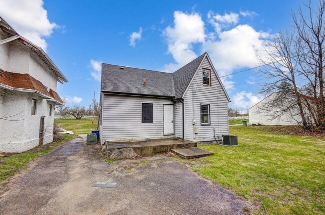 Building Photo - Cozy 3 bedroom w/backyard
