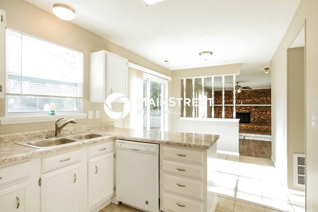 Building Photo - 4 Bedroom Pet-Friendly Home in Charlotte, NC with Main Street Renewal