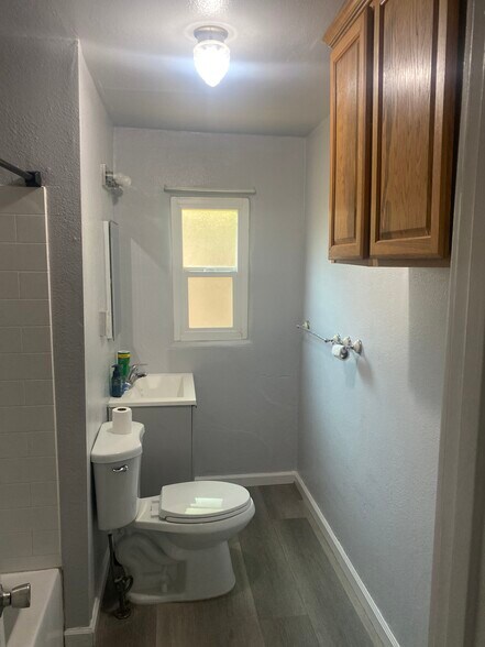 Building Photo - 272 W Beechwood Ave