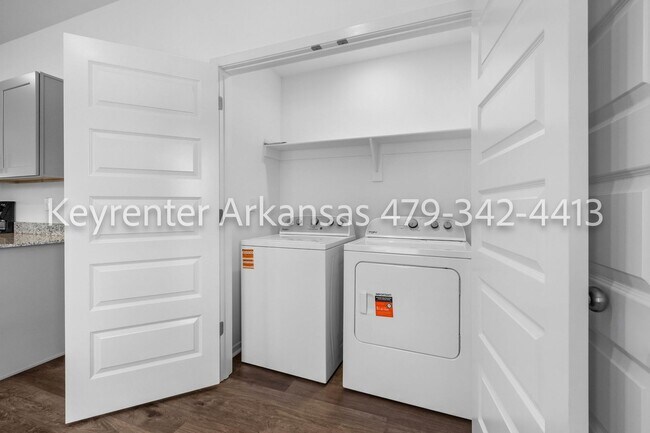 Building Photo - Stunning Newer Construction in Fayetteville!