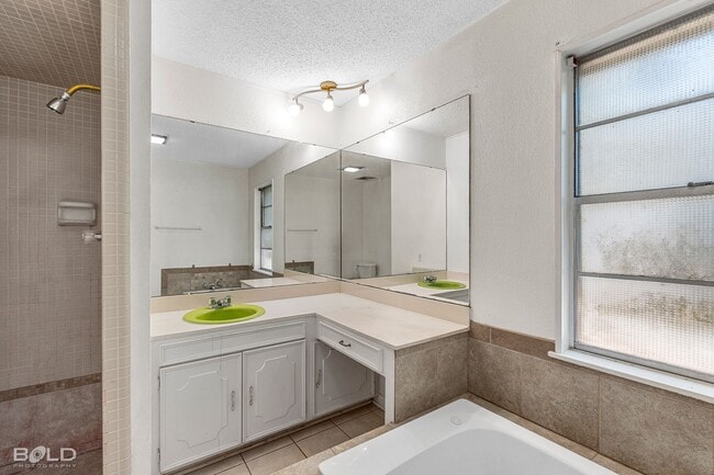 Building Photo - Stunning home located in the heart of Boss...