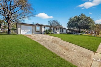 Building Photo - 310 Palm Oak Dr