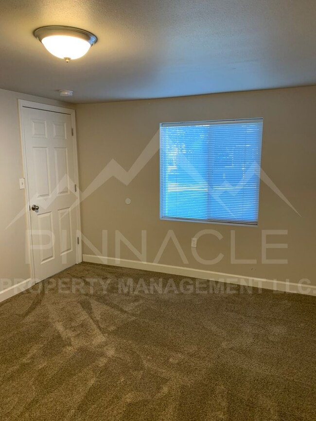 Building Photo - 2 Bedroom House