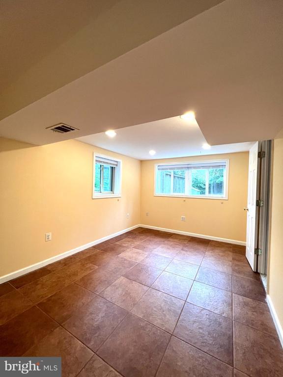Building Photo - 2220 Primrose Dr