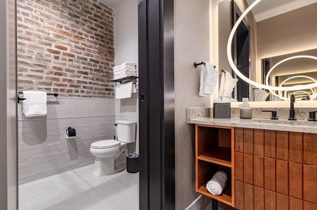 Building Photo - 1011 Canal St