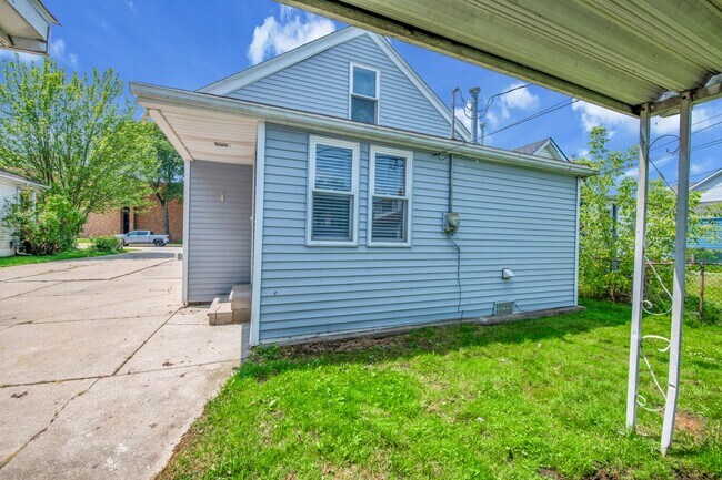 Building Photo - 4 bedrooms $1995