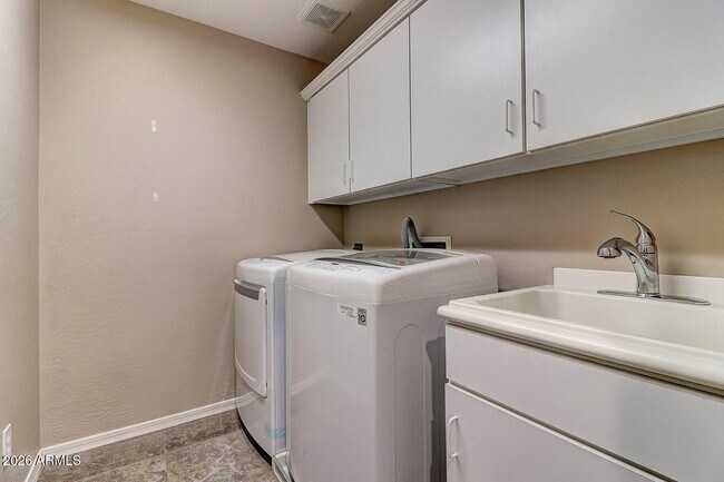 Building Photo - 2530 W Cordia Ln