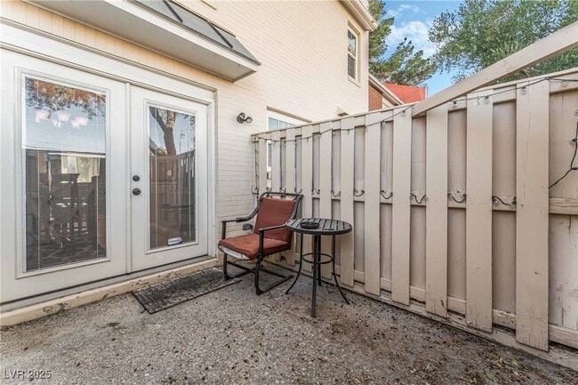 Building Photo - 1038 Tam O Shanter