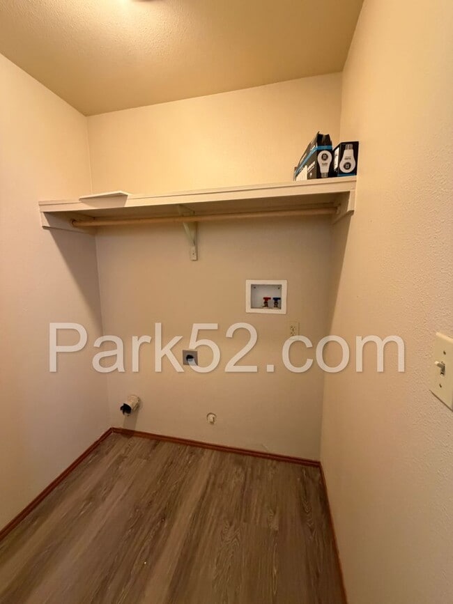 Building Photo - 2 Bedroom Townhome in Gig Harbor - New Flooring!