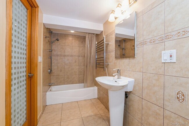 Building Photo - 196-15 Como Ave