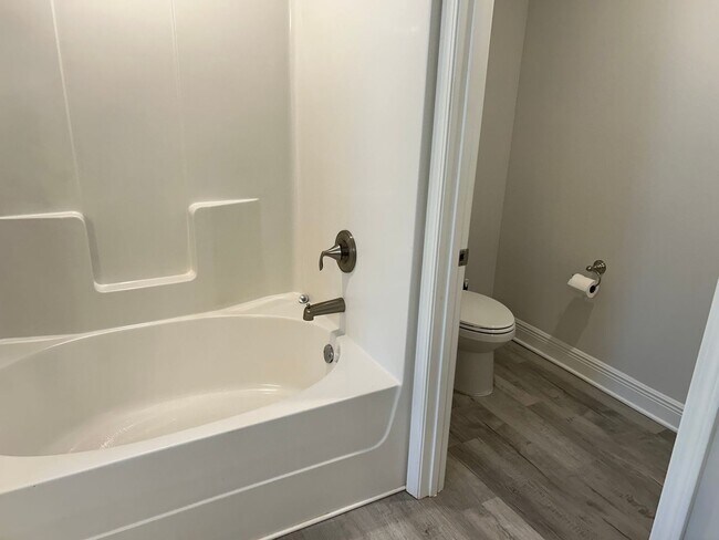 Building Photo - Easy access to interstate, bases & shopping!