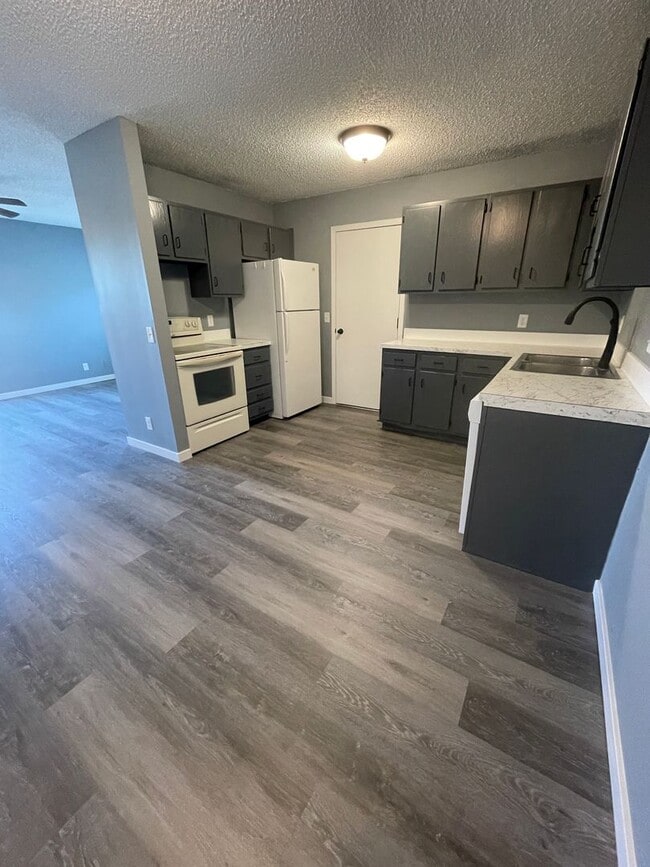 Building Photo - 3700 Paxton Dr