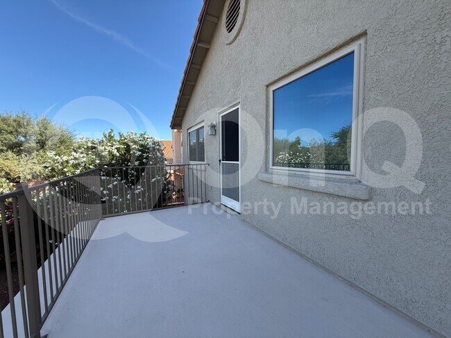 Building Photo - 874 W Port Royal Pl