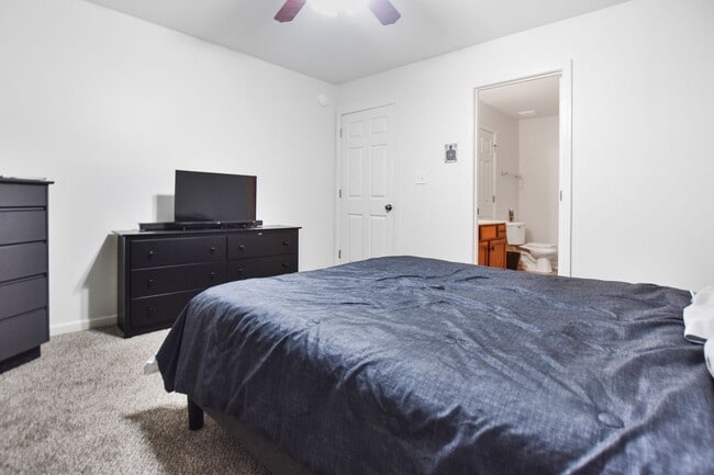 Building Photo - Pet Friendly Three Bedroom!