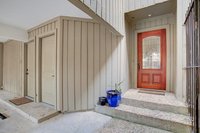 Building Photo - 9400 Doliver Dr