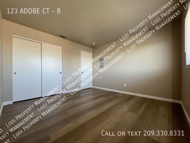 Building Photo - 123 Adobe Ct