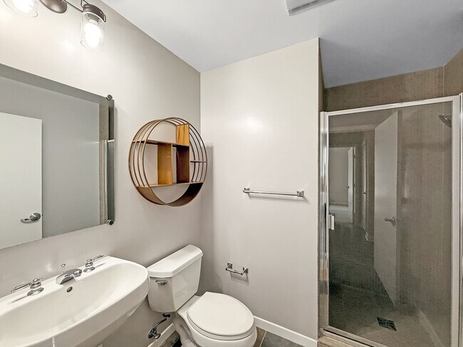 Building Photo - Beautiful 2B/2BA Downtown Corner Unit Cond...