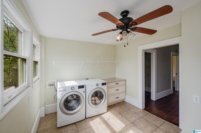 Building Photo - 2810 Rhodes Cir S