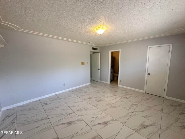 Building Photo - 10838 Valle Grande Ct